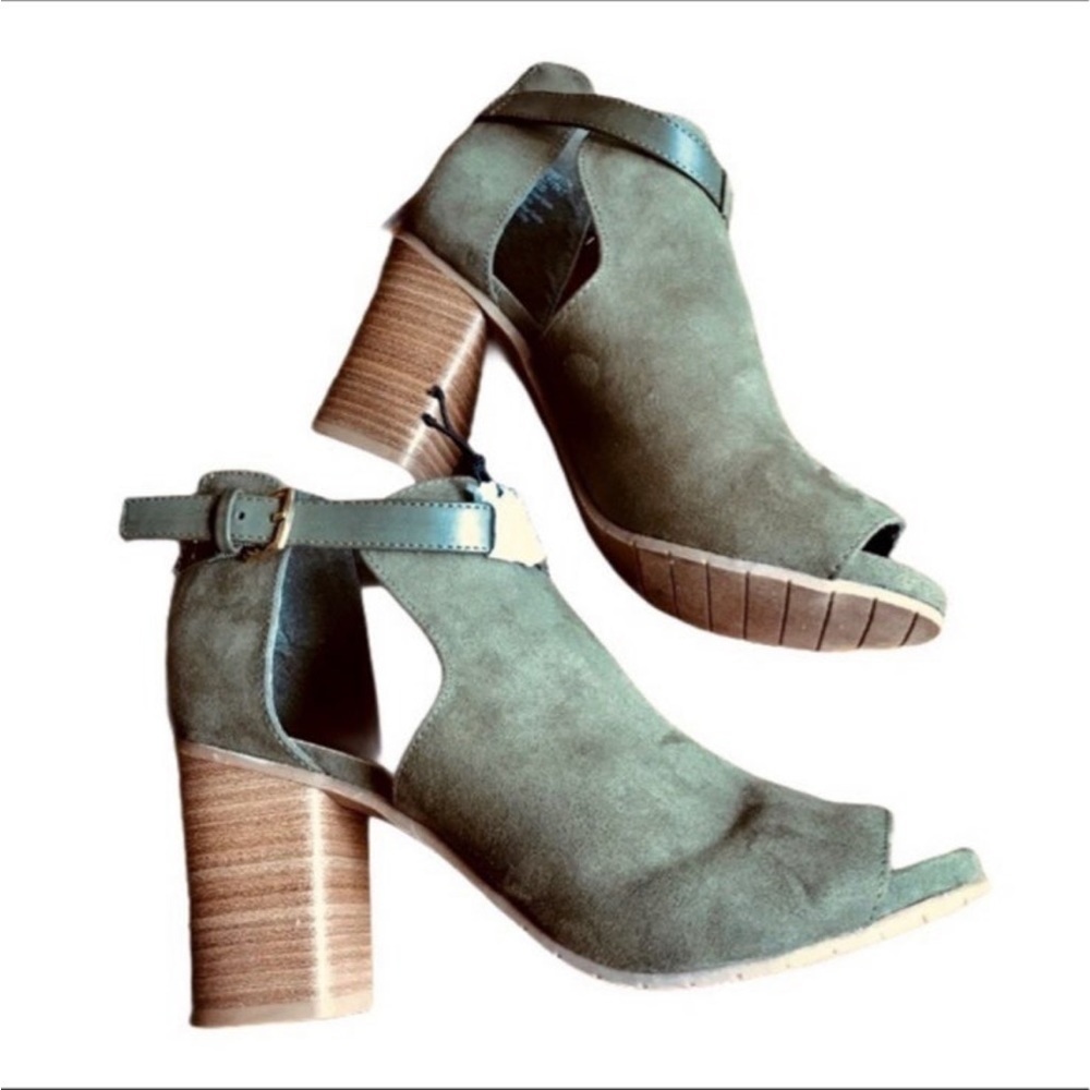 Kenneth Cole REACTION Women's  Ankle Booties in army green size 8